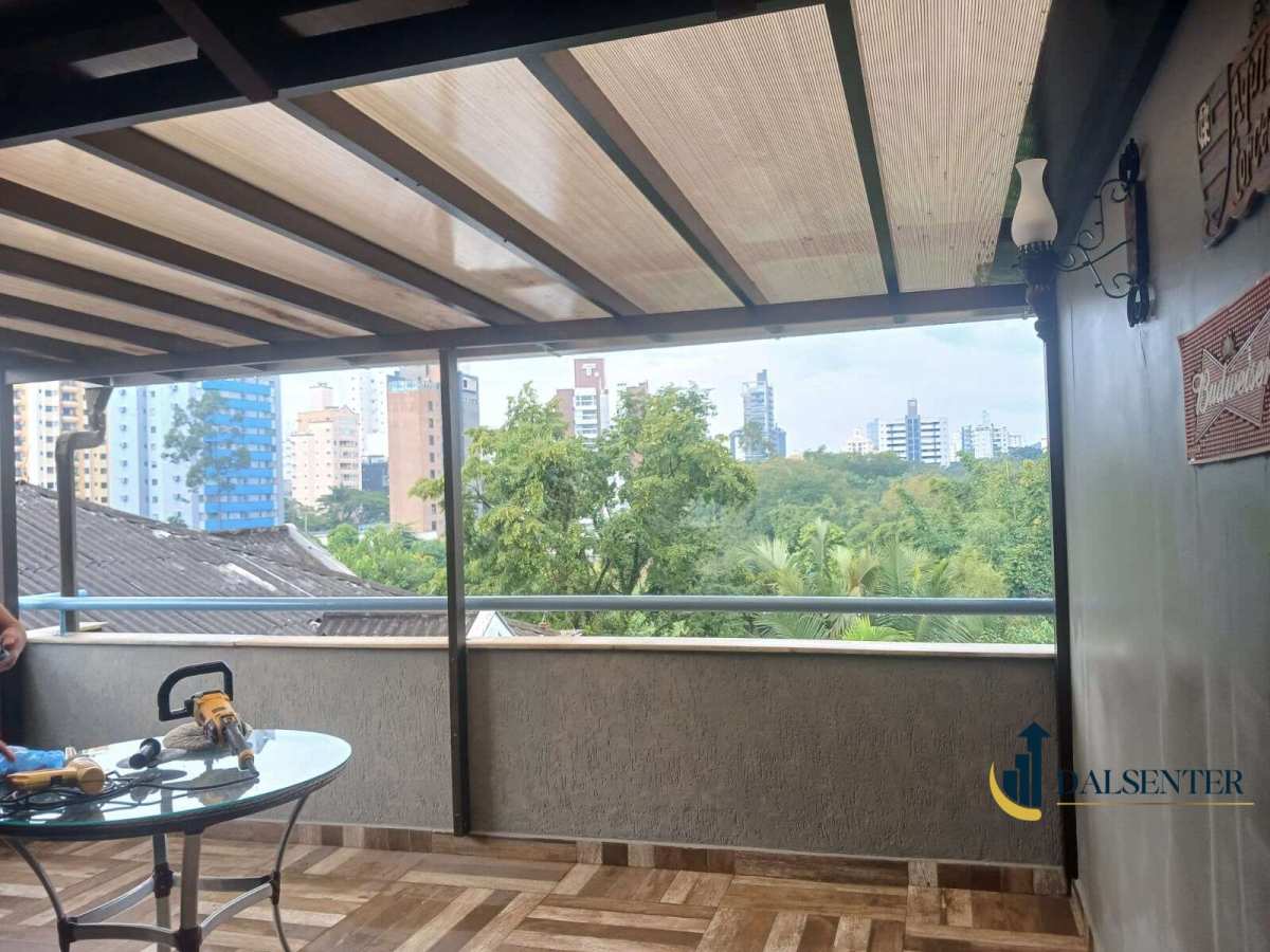  - Apartamento à venda, com 3 quartos, 205m²