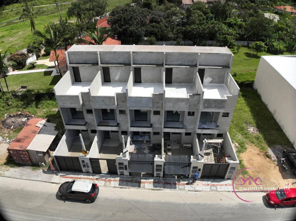 Sobrado à venda, com 2 quartos - Dalsenter Imobiliária